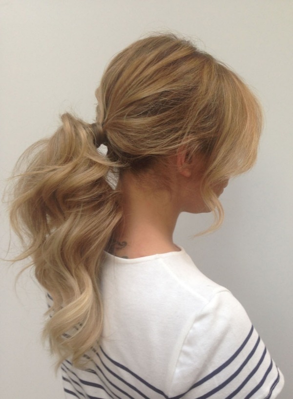 Uzol účesu je upevnený v strede krku späť-foto-kone-chvost-2014-leto-nápad