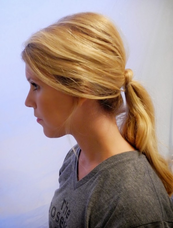 Vlasy sú zviazané so sebou konský chvost-profil-uzol-tvarujúci-vlasy