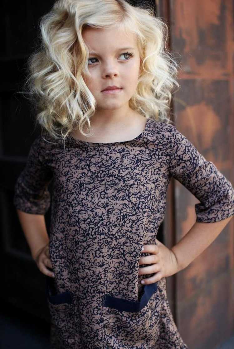 Trendy účes s elegantným vzhľadom - krátke vlasy s vlnkami trend účesy pre malé dievčatá krátke účesy vlny elegantné šaty dlhé rukávy