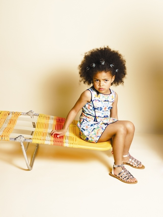 Noste strapaté vlasy otvorené - štýl s vlasovými doplnkami pre dievčatá Silne natočené vlasy-nosené-otvorené-s-vlasovými doplnkami-nápady-pre-dievčatá