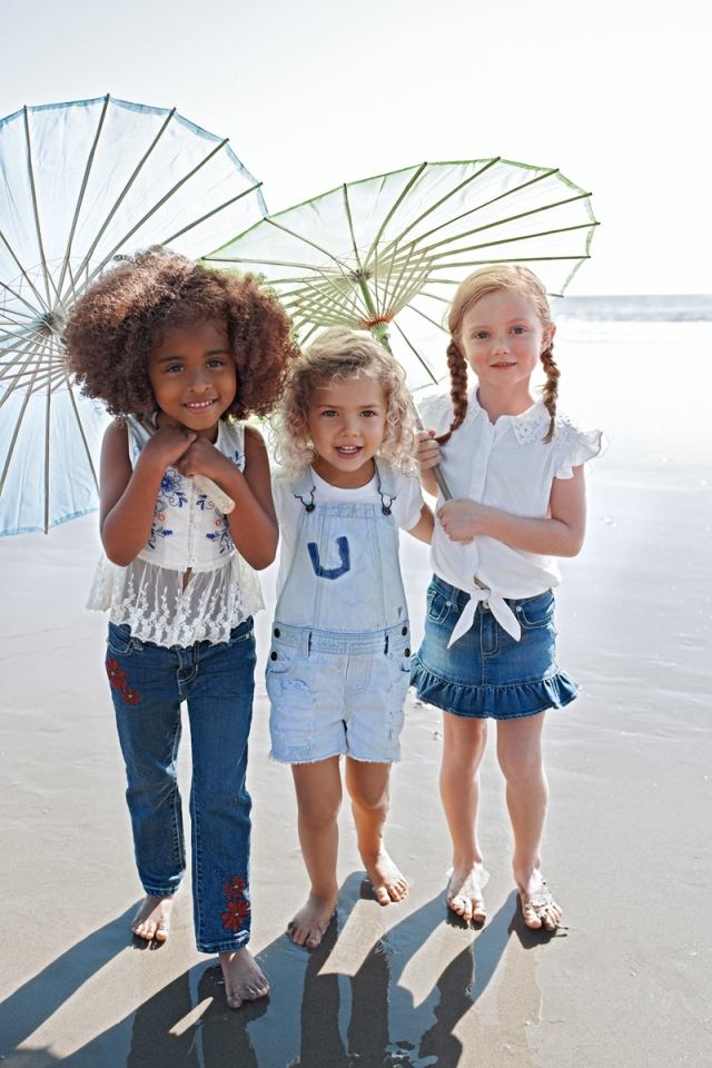 krásne dievčenské účesy na leto-praktické vrkoče alebo otvorená hriva krásne-letné-účesy-dievčatko-bočné-vrkoče-otvorená hriva