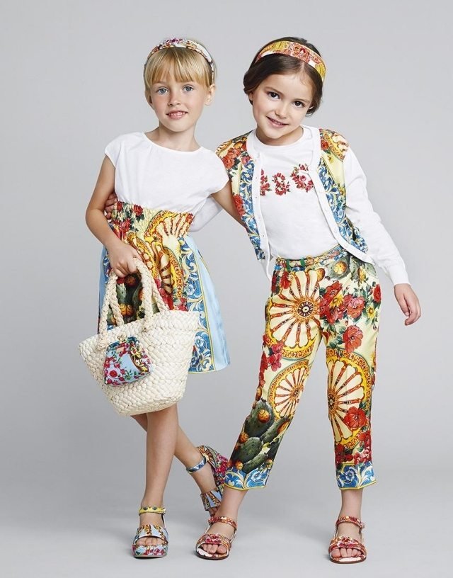 elegantné vlasové doplnky na letný účes s čelenkou s hustou ofinou Dievčenské účesy v trende Bob s ofinou