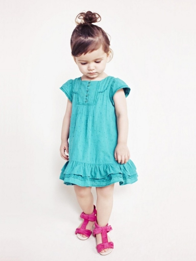 Účes s poníkom s drdolom ľahký a praktický styling pre malé dievčatká Trendy účesy pre malé dievčatá účes-s-ofinou-dievčatko-leto-šaty-aqua tóny