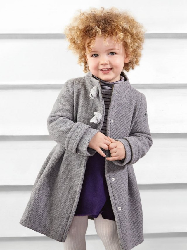 roztomilá blondínka so stočenými vlasmi-krásny kučeravý účes kučeravé dievča-vlasy-krásny-kučeravý účes