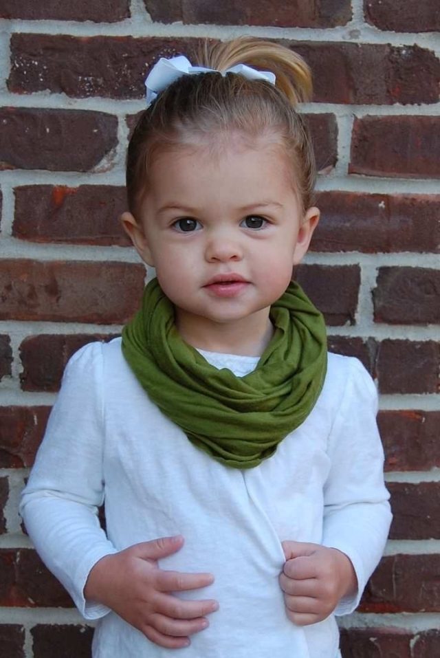 trendové účesy pre malé dievčatká - krásne upravené s mašličkou dievčatko-krásne-štylizované-oblečenie-nápady-vlasy-účes-s-mašľou