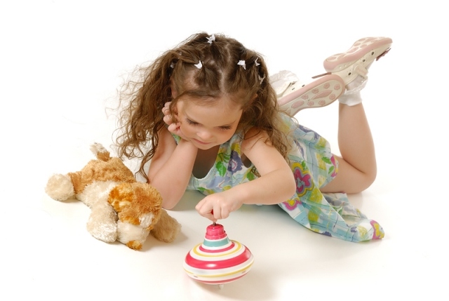 roztomilý dievčenský účes s otvorenými vlasovými sponami do vlasov dievča-účes-s-vlasovými doplnkami-sponky do vlasov-sponky-praktické