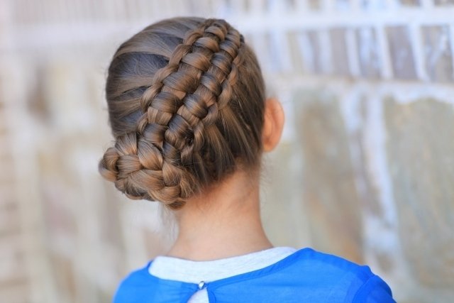 Dievčenské účesy pre väčší časovo náročnejší vrkoč Young-girl-hair-put-up-in-an-komplikovaný-vrkoč