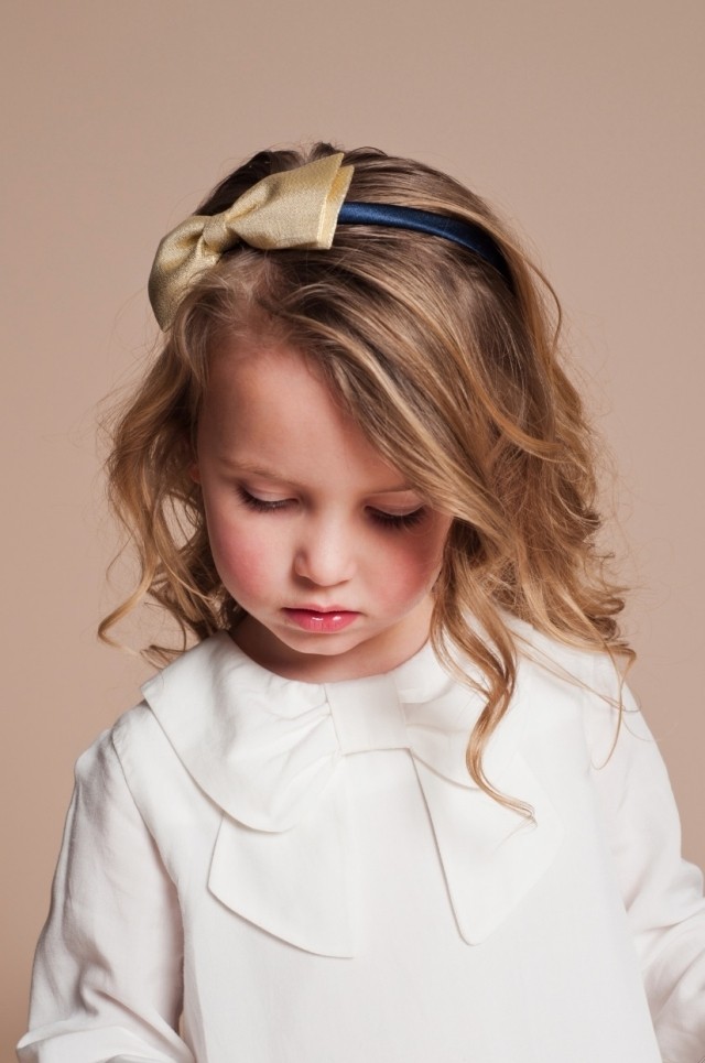 nápady pre roztomilé dievčenské účesy s bočnou kučeravou mašľou nápady-pre-roztomilé-dievča-účes-s-kučerami-gumička do vlasov-s-mašľou