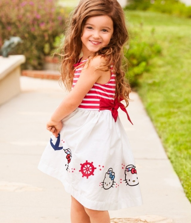 Otvorené vlasy a módne oblečenie pre letné dievčenské outfity krásne-otvorené-vlasy-mierne stočené-módne-oblečenie-na-leto-dievčatá