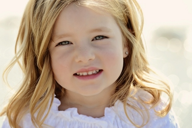 Otvorené vlasy v lete nosia-dievčatko so stredne dlhými vlasmi Otvorené vlasy-v lete-nosenie-pohodlie-a-zdravé-pre dievčatá