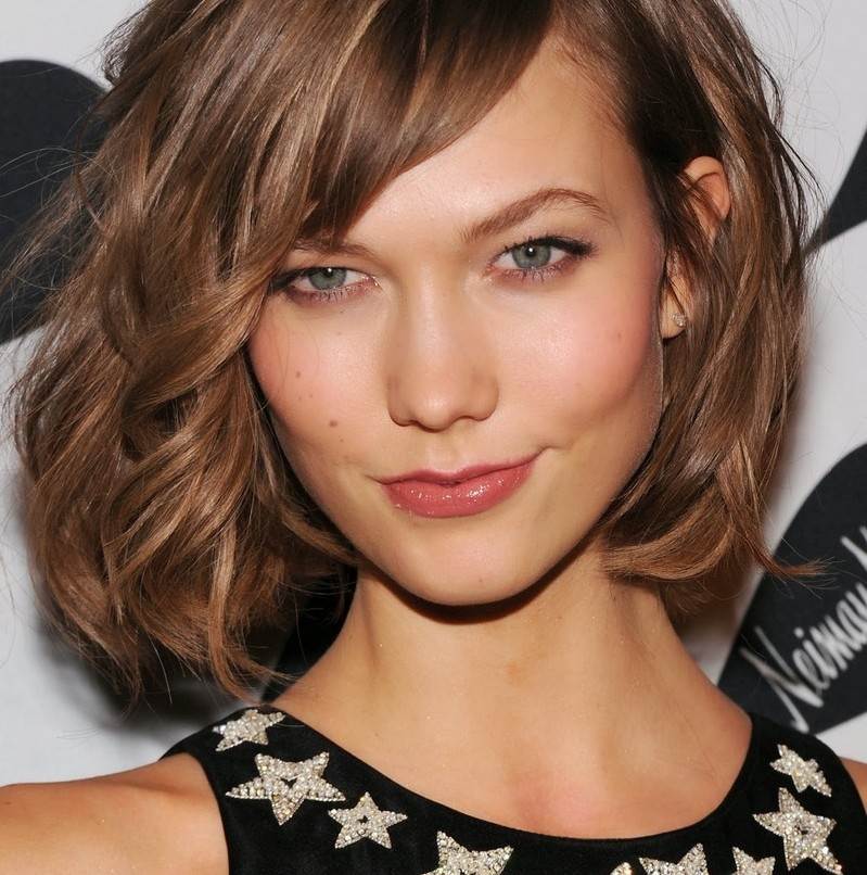 Modelka Carlie Kloss tiež nosí bob účes Trendy účesy-leto-2015-bob-bočné lúčenie-stredná dĺžka