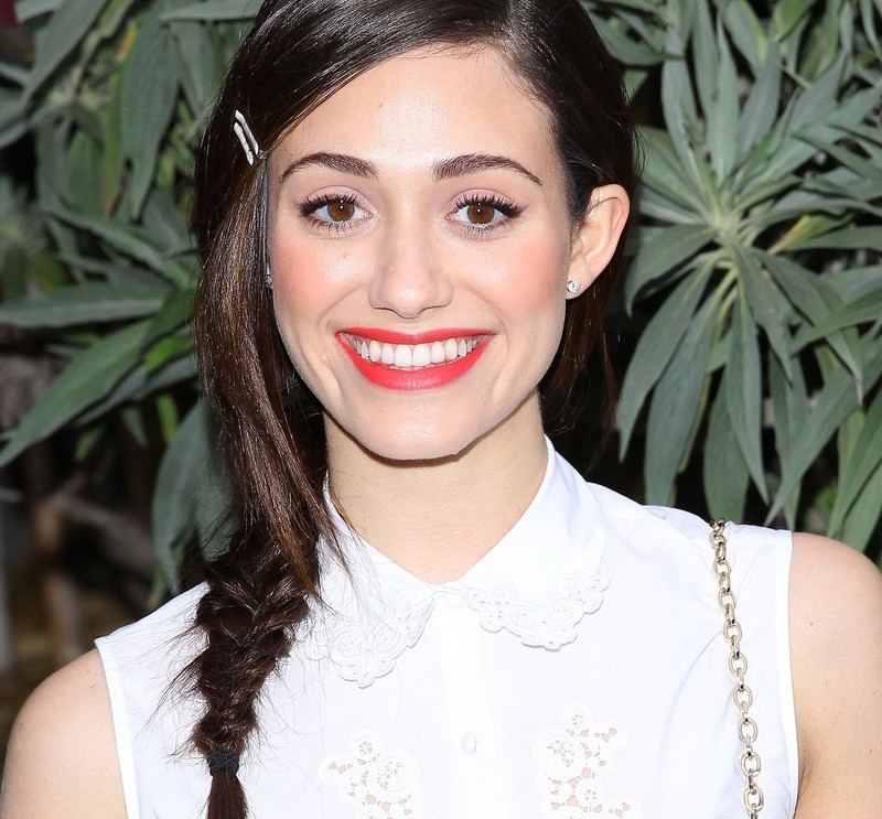 Emmily Rossum s dlhým vrkočom z rybej kosti Trendové účesy-leto-2015-rybie vlasy-vrkoč-bokom-Emmy-Rossum