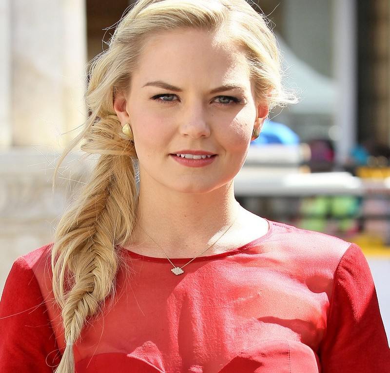 Trendy účesy na leto 2015 - bočný vrkoč z rybej kosti Trendy účesy-leto-2015-strana-rybie kosti-vrkoč-Jennifer-Morrison