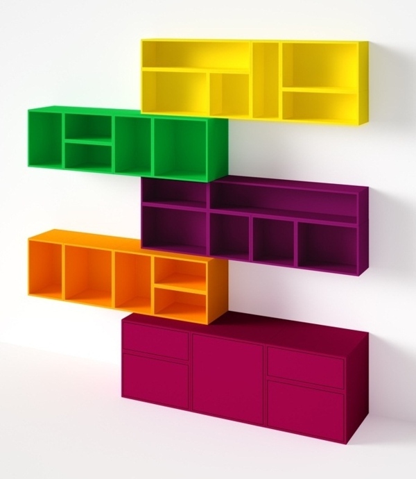 Steny fialových oranžovožltých knižníc lakťov