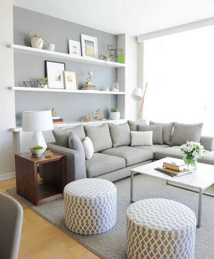 farby-obývačka-stena-kameň-sivá-biela-stena-police-sivá-sedačka