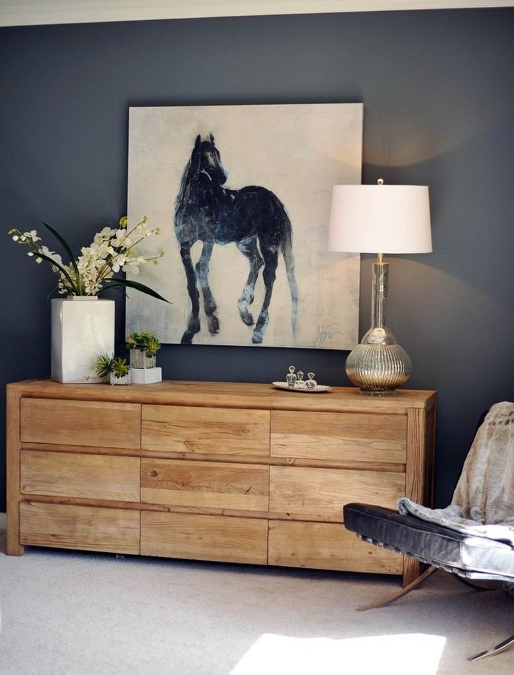 farby-obývačka-stena-modro-sivá-tmavé-drevo-komoda