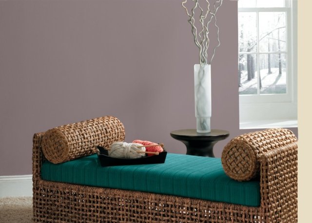 Ratanová pohovka do obývačky svetlo purpurovej farby