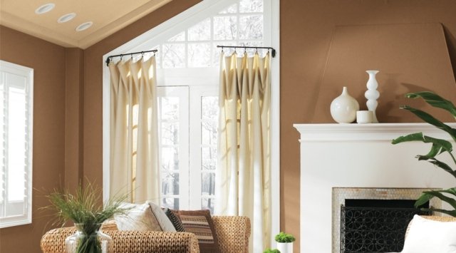 Šikmá strecha zobrazuje moderný dvojfarebný dizajn