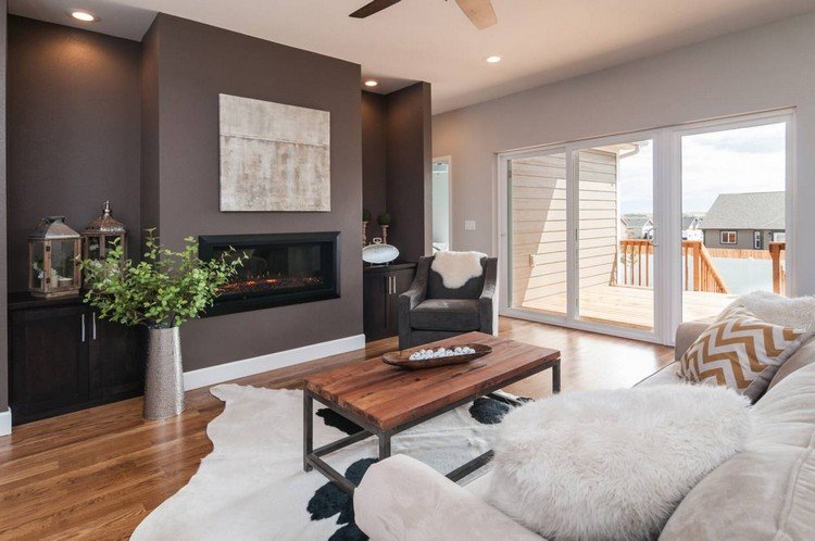 Farby na steny obývačky čokoládovo hnedá-krb-drevená podlaha-krémová sedačka