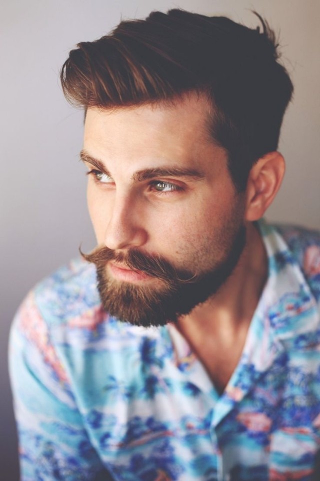 Pánske účesy v trendovom účesu s fúzy-retro-cool Nápady-muži-účes-matné-účesy-s-fúzmi-retro-cool