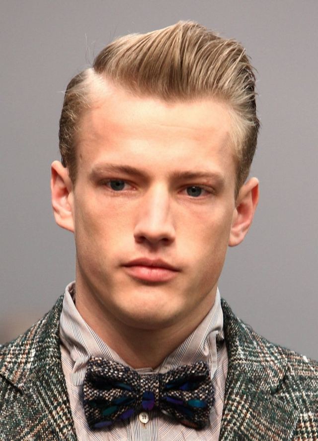 Nápady na skvelý pánsky účes-lesklé účesy s gélovo česaným chrbtom Pánske účesy-trend-strana-swoop-vlasy-nagélované-česané