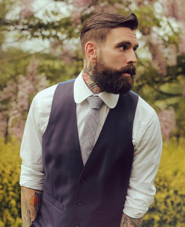 účesy rockabilly pre mužov so skvelými štylizovanými bokmi strihané do úzka Pánske účesy-trendy-pompadour-účes-2014-s-skvelou bradou