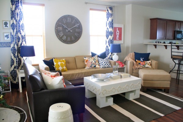 moderná obývačka-zaujímavé-modré-závesy