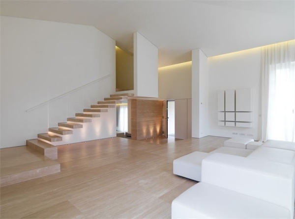 Parketová podlaha-schody obložené stenou v bielej farbe