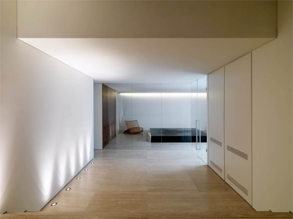 Podlahové osvetlenie sklenených nástenných posuvných dverí