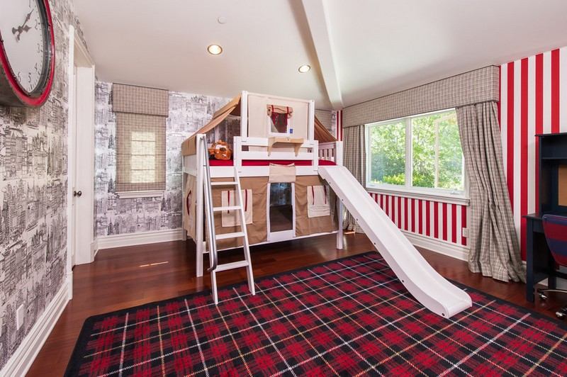 Poschodová posteľ so šmykľavkou a schodiskom - zariadená detská izba Postavte škôlku na poschodovú posteľ