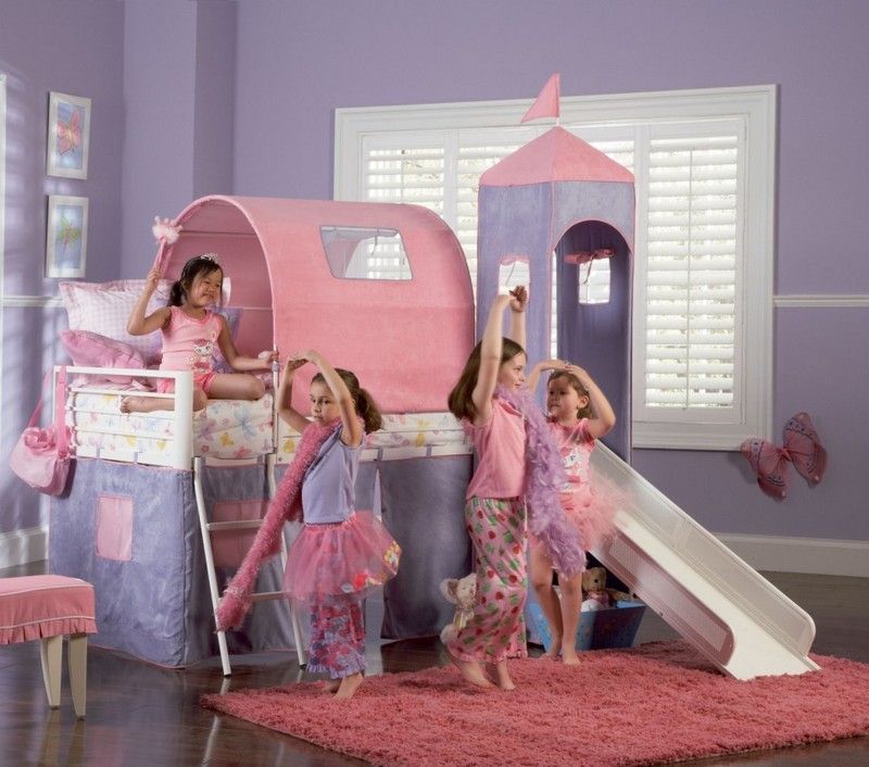 Ružová loftová posteľ so šmýkačkou v dievčenskej izbe Postavte poschodovú posteľ a posuňte ružovú hradnú dievčenskú izbu