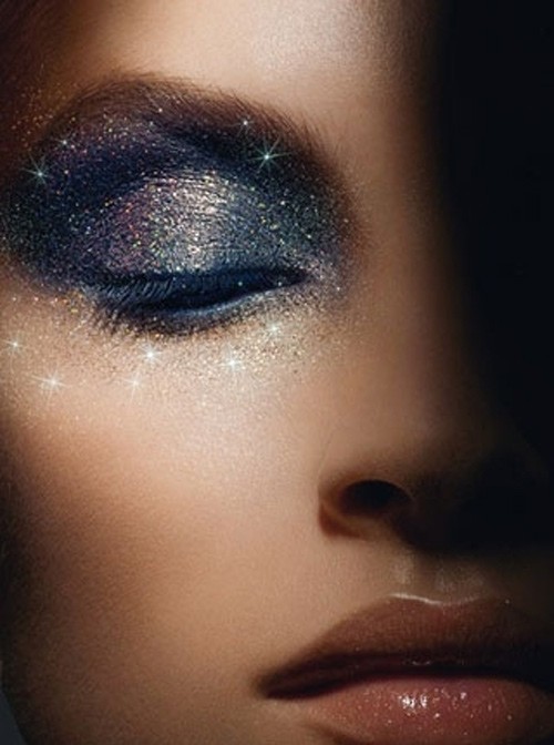 Metalické očné tiene moderné trendy zdôrazňujú vrásky horného viečka Metalické efekty Trblietavé očné tiene moderné trendy zdôrazňujú vráskavé horné viečko