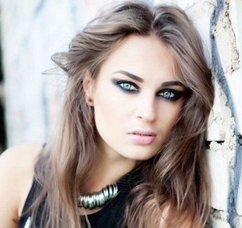 Smokey eye effect trendy-make-up očná linka-na krémovo-gélovom základe Smokey eye effect tmavé očné tiene svetlé očné líčenie Očné linky-na krémovo-gélovom základe