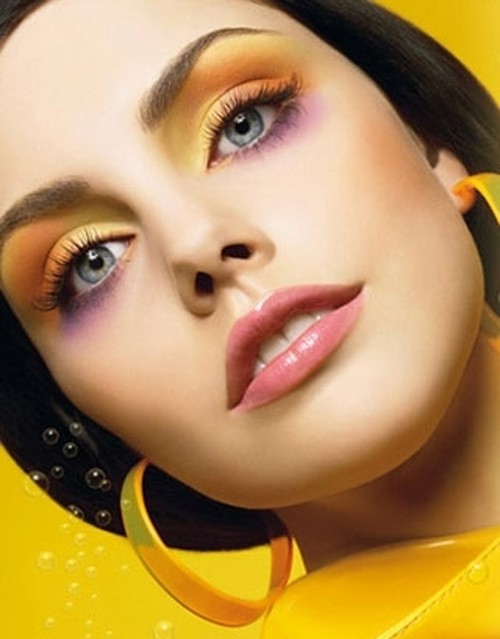 Trblietavé bronzové tóny-aplikácia očných tieňov-teplé letné nápady Bronzové tóny-púder-lícenka aplikácia-očný tieň žlté teplé-letné nápady