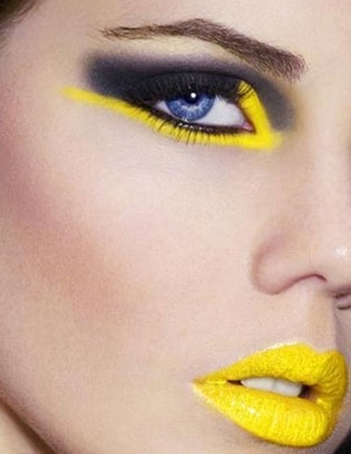 Neónová žltá rúž-očné tiene-očné linky-kefka blízko k línii rias Neónová žltá rúž-nápady na očné tiene na oslavu nového roka na mihalnici