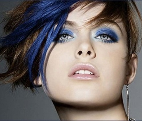 Extravagantný make-up Lesklé výrobky na očné tiene Modré riasy Extravagantné líčenie Silvestrovská oslava Lesklé výrobky na očné tiene Modré riasy