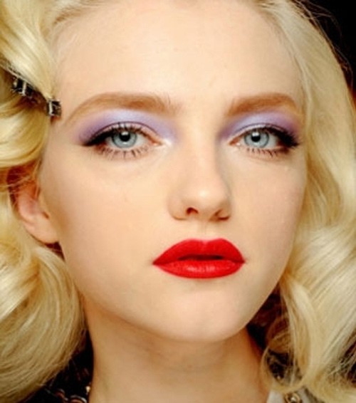 Nanášajte červeno-červený rúž-očné tiene diskrétne-elegantné retro-klasické ružové Červený svetlo červený očný make-up diskrétne elegantný, retro-klasický svetlo ružový