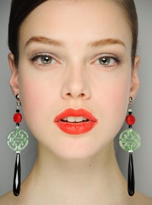 Červená výrazná rúž-nápady na líčenie-lícenka-lesk-krémová očná linka Naneste červený rúž, zvodné nápady na líčenie, lícenku, lesk a krémovú očnú linku