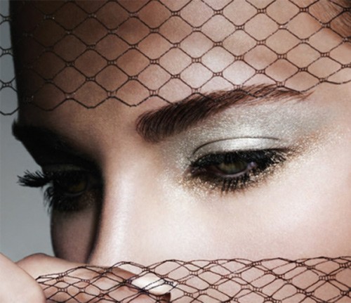 Riasy nanášajú farbu zvýrazňujúcu obočie, trblietavé očné tiene Naneste riasy do očných kútikov, zvýraznite pozadie a trblietavé očné tiene