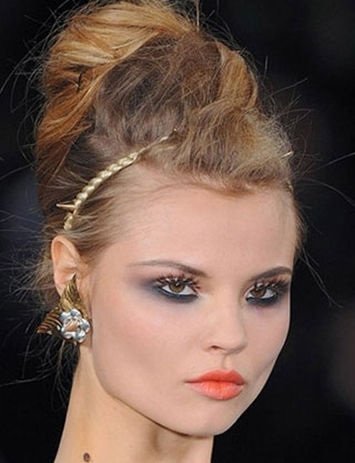 Spodné viečko zvýrazní-dymový efekt-farby trendy líčenie Make-up tváre dolných viečok Zdôraznite farby dymového efektu Trendy novoročné líčenie