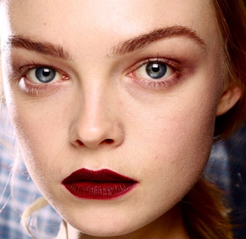 Obočie je zafarbené na tmavo červeno-krvavo-červené, pery a líca sú minimálne zvýraznené červenaním Obočie tvaruje krvavo červené rúže na lícach minimálne zvýrazní sčervenaním