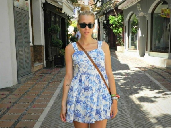 farebné-šaty-ulice-mesto-nápad-žena