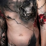 Trash Polka Tattoo - czaszka po lewej stronie klatki piersiowej mężczyzny