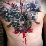 Trash Polka Tattoo - czaszka na środku mostka