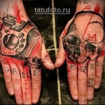 Trash Polka Tattoo - Czaszka i broń na rękach