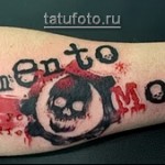 Trash Polka Tattoo - napis i czaszka na dłoni