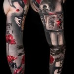 Trash Polka Tattoo - kwiaty i błazen na całym ramieniu