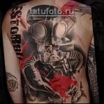 Trash Polka Tattoo - mężczyzna w masce gazowej na plecach