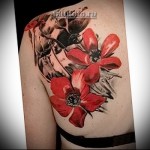 Trash Polka Tattoo - czerwone kwiaty na łopatce dla dziewczynki