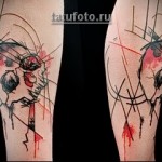 Trash Polka Tattoo - kontury czaszki na ramieniu